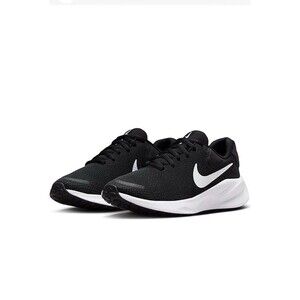 NWT Nike Women’s Revolution 7 Sneaker Black White Size 6.5 Lightweight Running